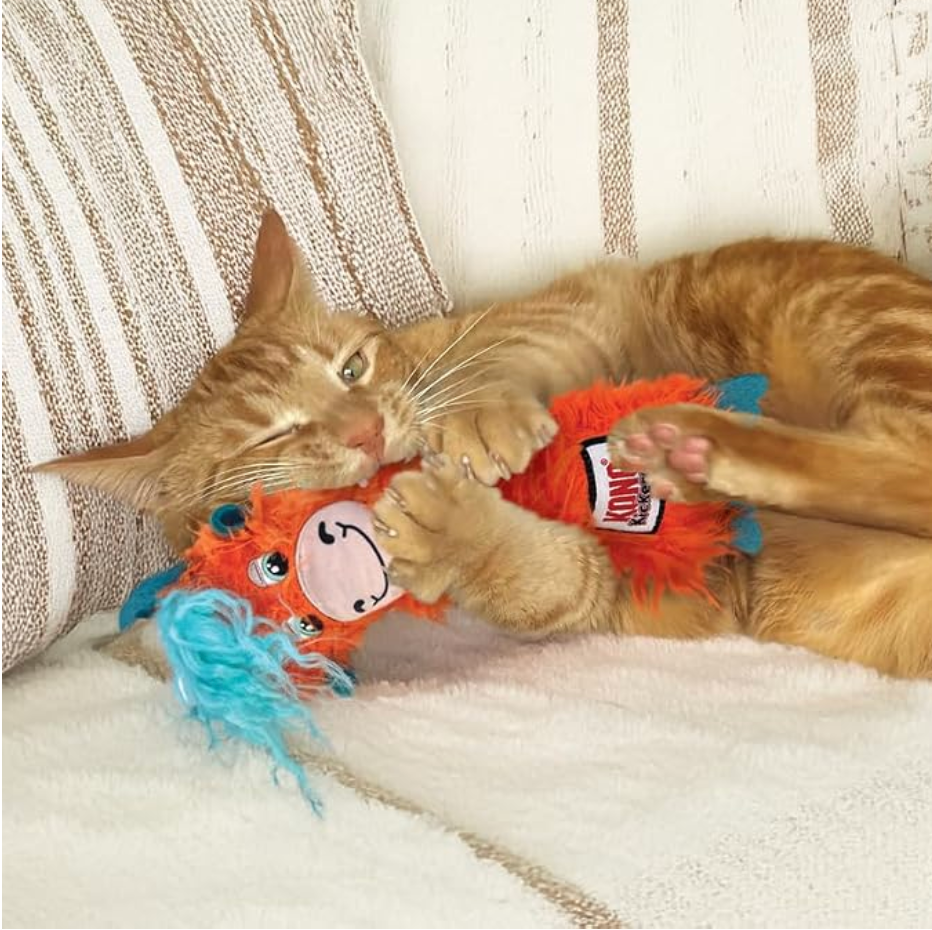 KONG Kickeroo Highland Cows are the perfect toy for your cool kitty! A bright shaggy 'do and long plush body filled with catnip